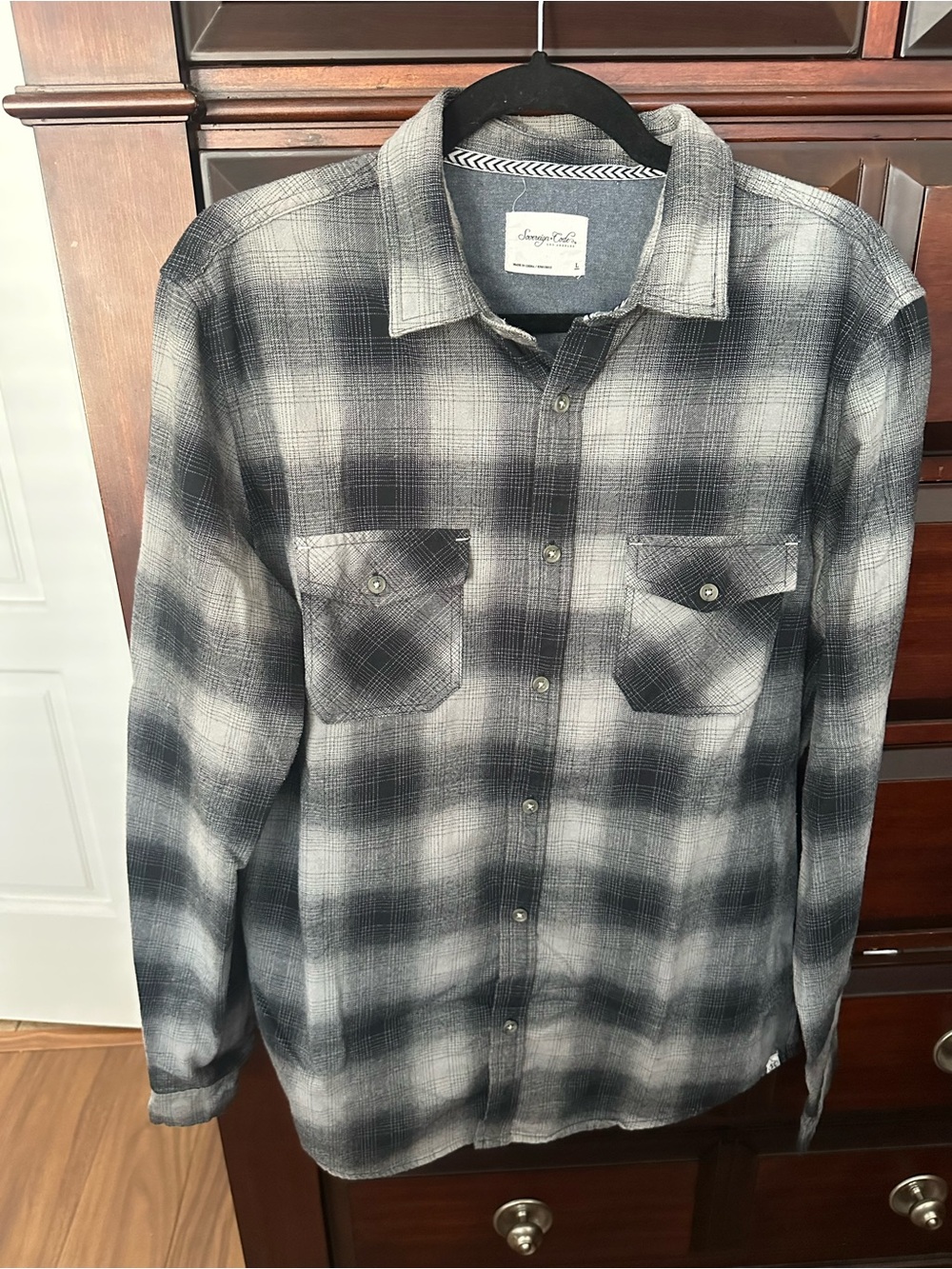 Men's Sz Large Black & Gray Plaid Flannel Button-Up Shirt
